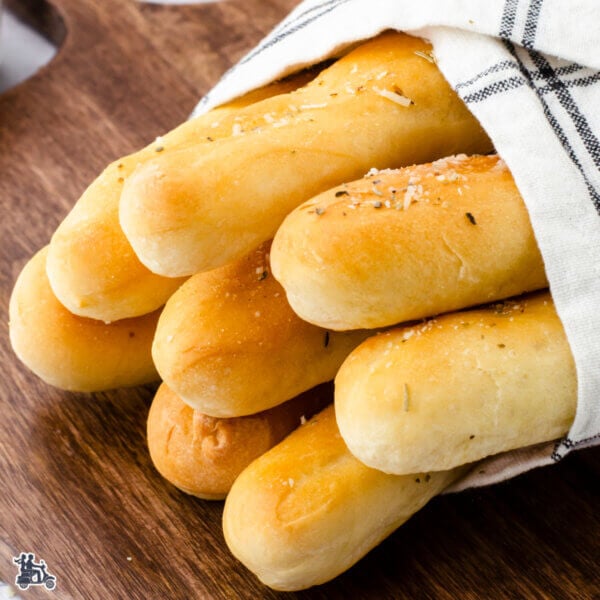 Easy No-fuss Garlicky Buttery Copycat Olive Garden Breadsticks