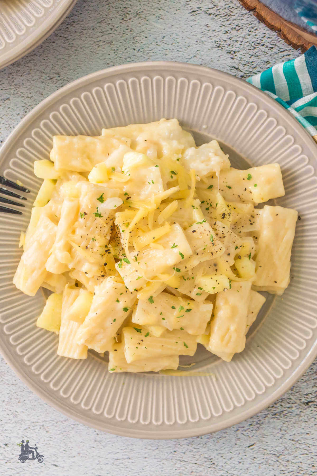 A sprinkle of chopped parsley on top of the rigatoni pasta with Gorgonzola Sauce 