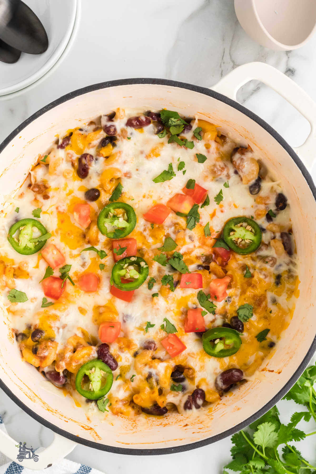 One pot chili mac and cheese topped with jalapeno slices and chopped Roma tomatoes. 