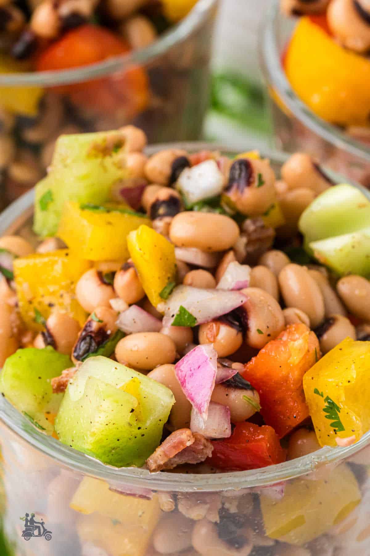 Southern-style black-eyed peas are marinated in a salad with colored bell peppers and marinated in a wine vinegar vinaigrette. 