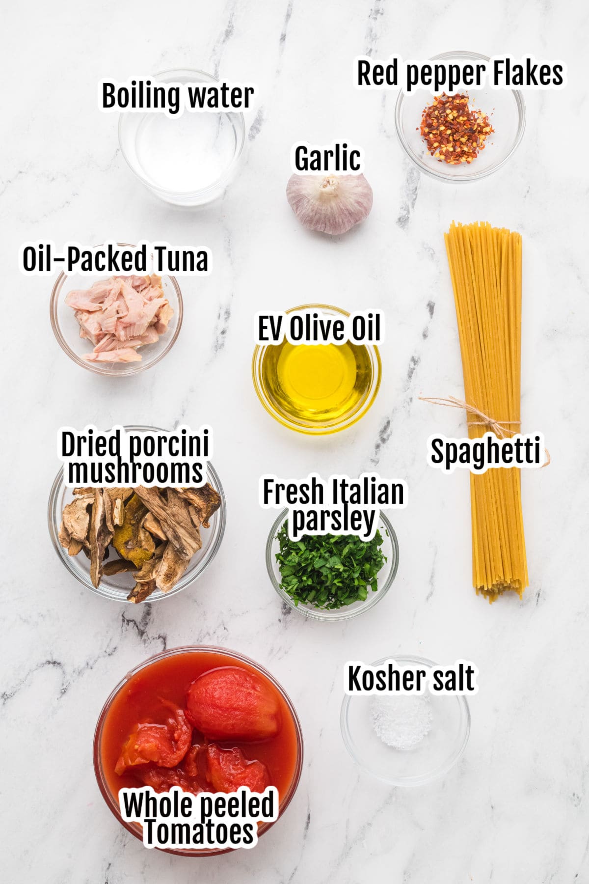 The ingredients needed to make the Roman-style spaghetti with canned tuna recipe.